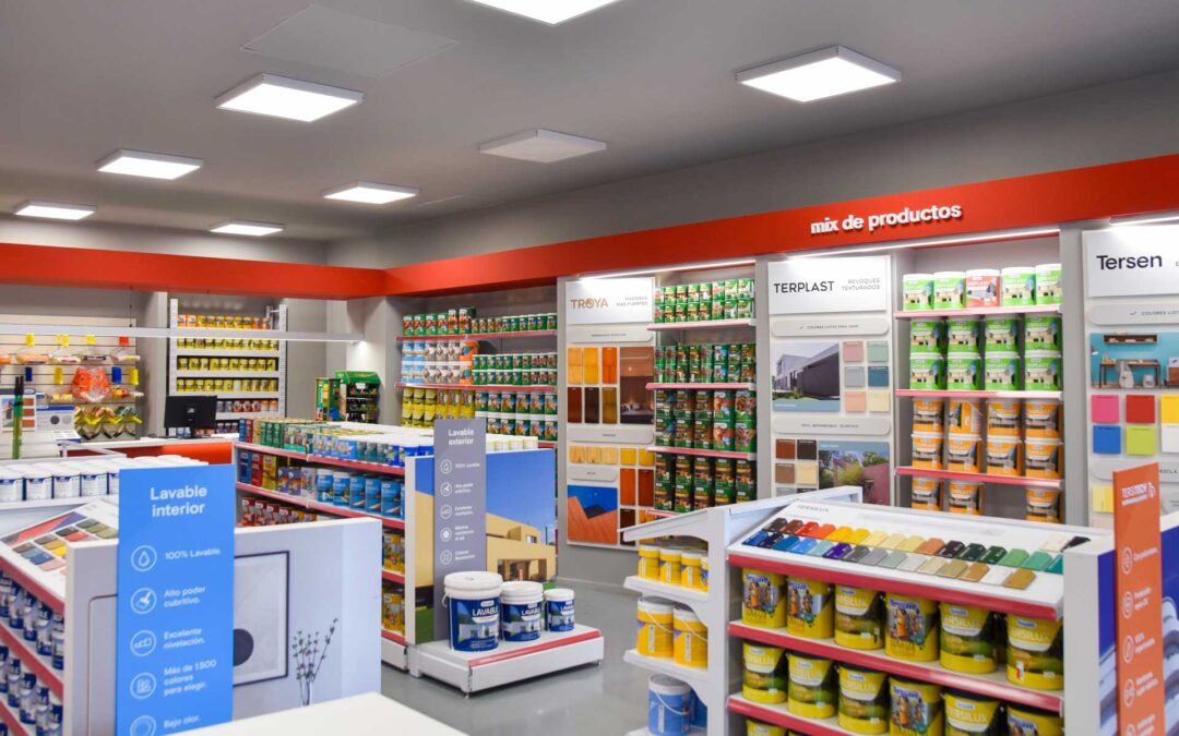 Locales comerciales y sistema de exhibición cromática para espacios comerciales